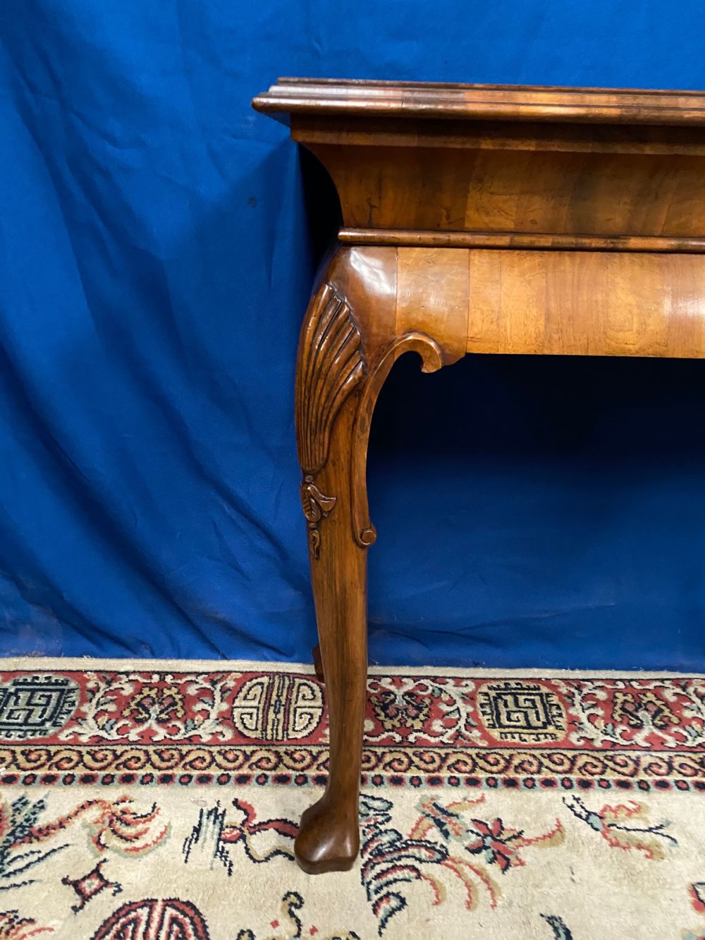 A VERY FINE GEORGE I STYLE WALNUT CONSOLE / HALL / SERVER TABLE, with cross-banded rectangular top - Image 8 of 9