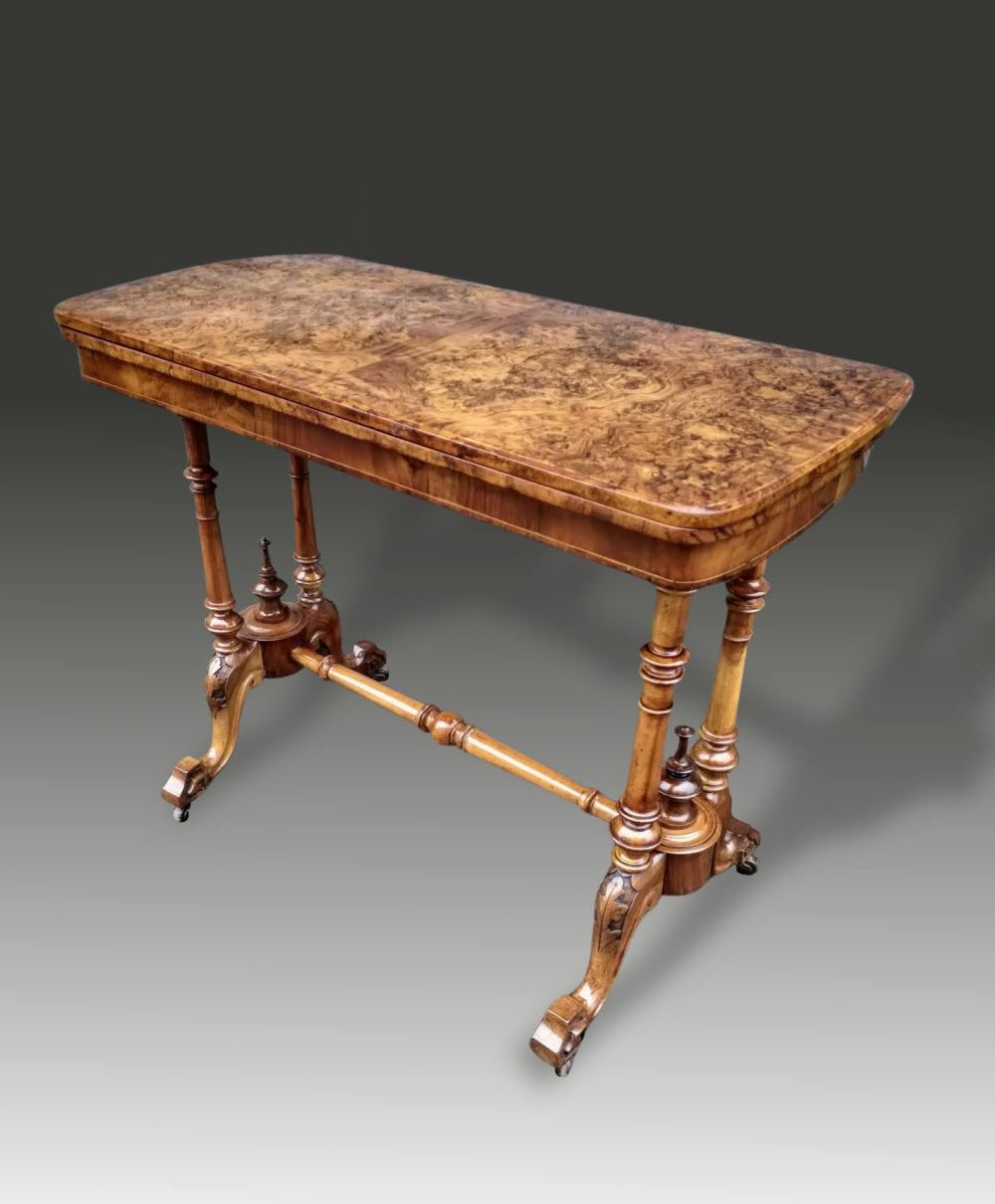 A GOOD QUALITY VICTORIAN WALNUT CARD TABLE, raised on stretcher base with four turned columns