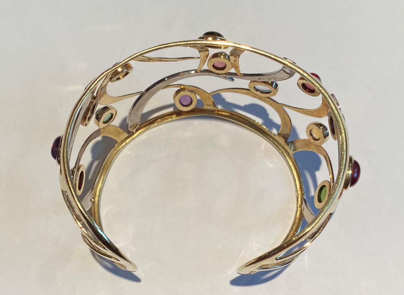 A 14CT YELLOW GOLD OPEN WORK CONTEMPORARY DESIGN BANGLE, mounted with 15 cabochon amethyst, - Image 3 of 8