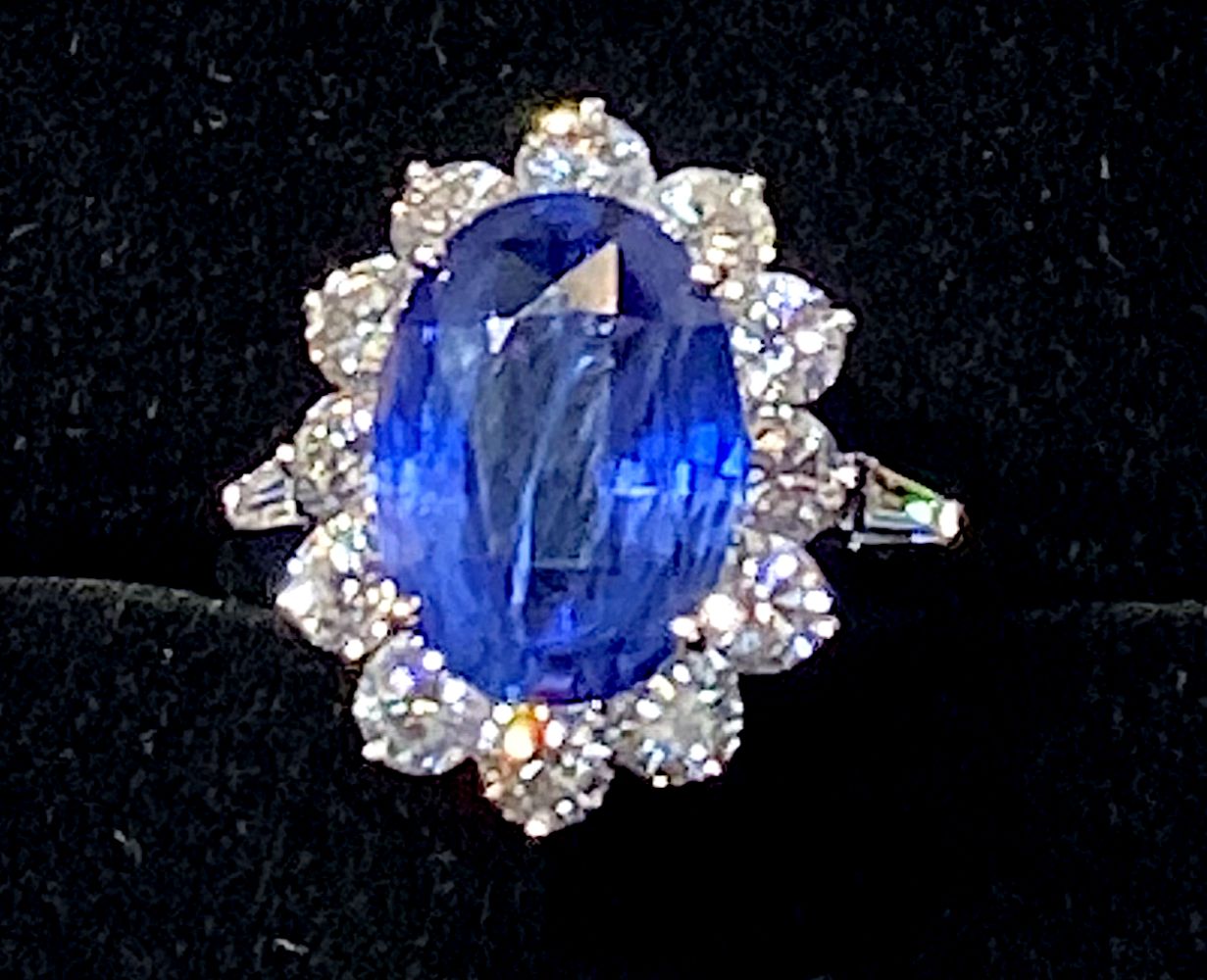 A STUNNING 18CT WHITE GOLD CEYLON SAPPHIRE & DIAMOND CLUSTER RING, with tapered baguette cut