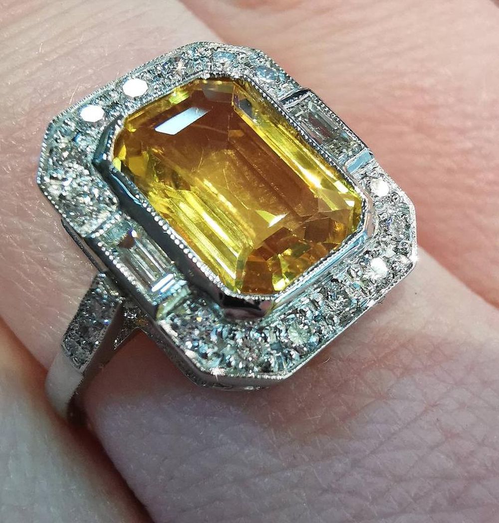 A STUNNING VINTAGE PLATINUM YELLOW CUSHION CUT SAPPHIRE & DIAMOND RING, the beautiful piece features - Image 3 of 4