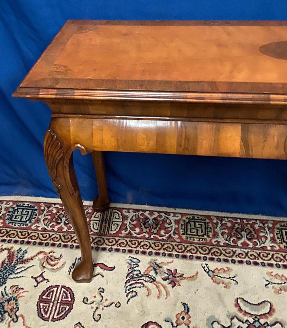 A VERY FINE GEORGE I STYLE WALNUT CONSOLE / HALL / SERVER TABLE, with cross-banded rectangular top - Image 3 of 9