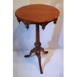 A GOOD QUALITY 19TH CENTURY SOLID OAK CIRCULAR OCCASSIONAL TABLE, beneath the circular top the skirt