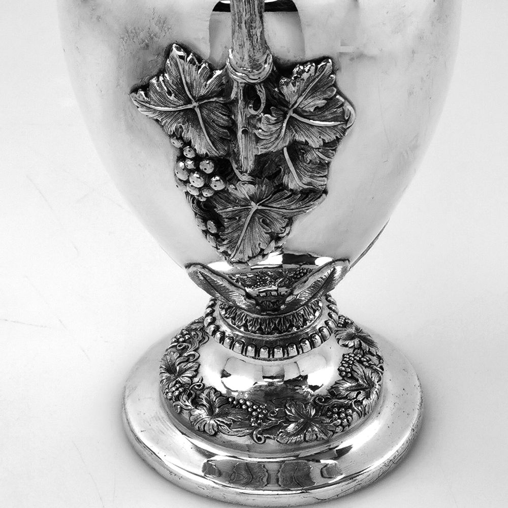 A WILLIAM IV STERLING SILVER CLARET JUG / WINE DECANTER, Dublin, Ireland, 1832 Weight – 934g / 30. - Image 3 of 5