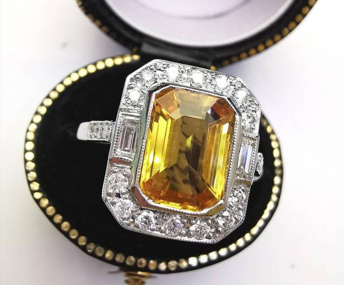 A STUNNING VINTAGE PLATINUM YELLOW CUSHION CUT SAPPHIRE & DIAMOND RING, the beautiful piece features - Image 2 of 4