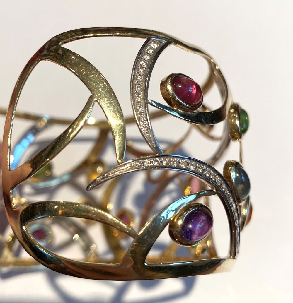 A 14CT YELLOW GOLD OPEN WORK CONTEMPORARY DESIGN BANGLE, mounted with 15 cabochon amethyst, - Image 5 of 8