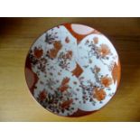 A JAPANESE EARLY 20TH CENTURY ‘KUTANI’ PLATE, having a floral motif to the front, with impressed