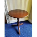 A 19TH CENTURY MAHOGANY CIRCULAR WINE TABLE, on turned column with tripod base, 27 inches tall x