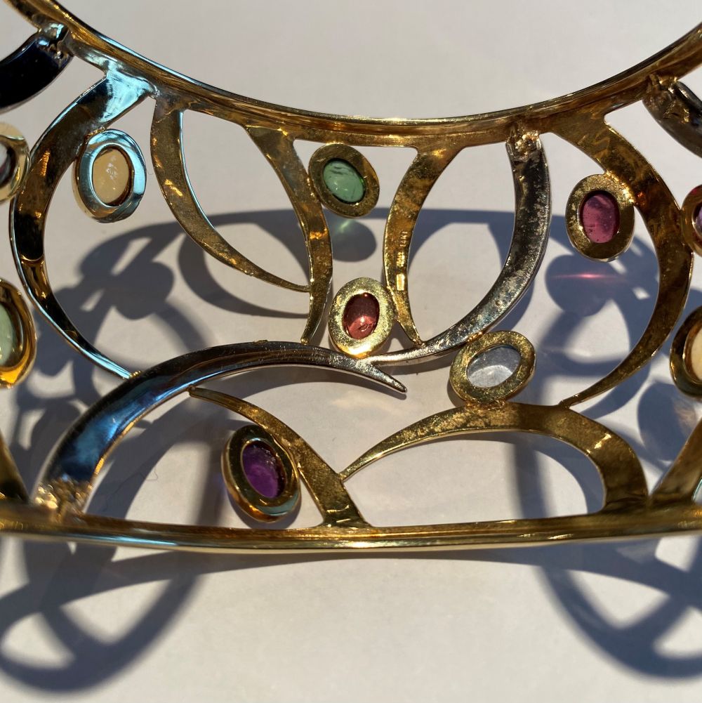 A 14CT YELLOW GOLD OPEN WORK CONTEMPORARY DESIGN BANGLE, mounted with 15 cabochon amethyst, - Image 7 of 8