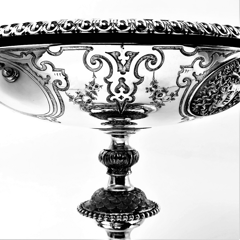 A FINE PAIR OF LATE 19TH CENTURY SILVER COMPORTS / DISHES, London - Image 5 of 8