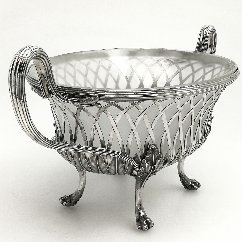 A VERY FINE LATE 18TH CENTURY GEORGIAN SILVER & GLASS DISH / BASK - Image 3 of 5
