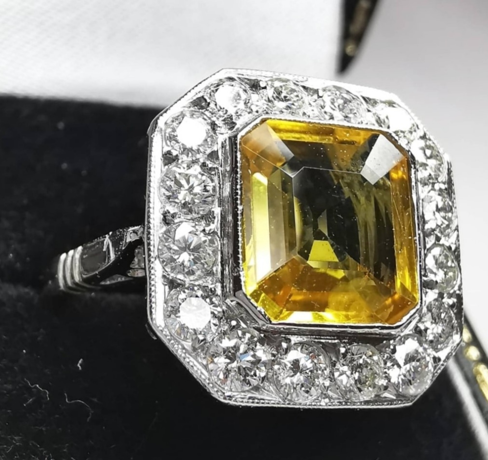 A STUNNING PLATINUM VINTAGE YELLOW SQUARE CUT SAPPHIRE & DIAMOND - Image 2 of 8