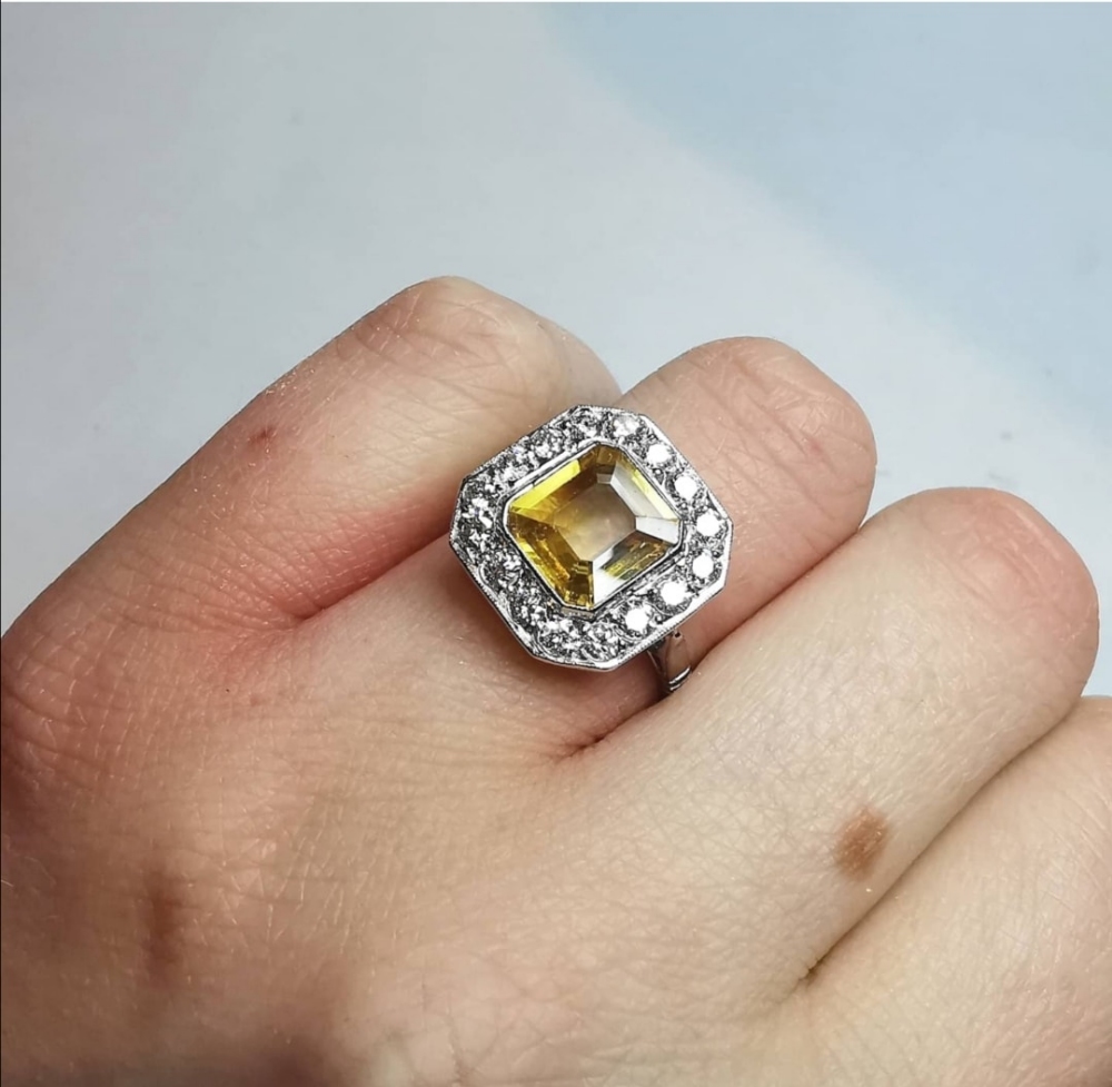 A STUNNING PLATINUM VINTAGE YELLOW SQUARE CUT SAPPHIRE & DIAMOND - Image 7 of 8