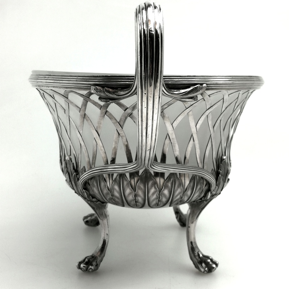 A VERY FINE LATE 18TH CENTURY GEORGIAN SILVER & GLASS DISH / BASK - Image 4 of 5