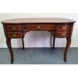 A VERY FINE EDWARDIAN ROSEWOOD INLAID KIDNEY SHAPED LEATHER TOPPE