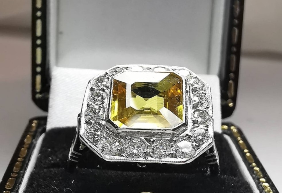 A STUNNING PLATINUM VINTAGE YELLOW SQUARE CUT SAPPHIRE & DIAMOND - Image 5 of 8