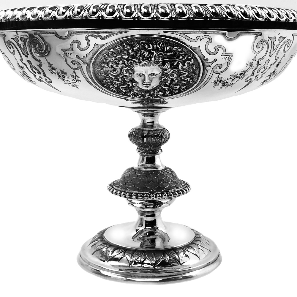 A FINE PAIR OF LATE 19TH CENTURY SILVER COMPORTS / DISHES, London - Image 4 of 8