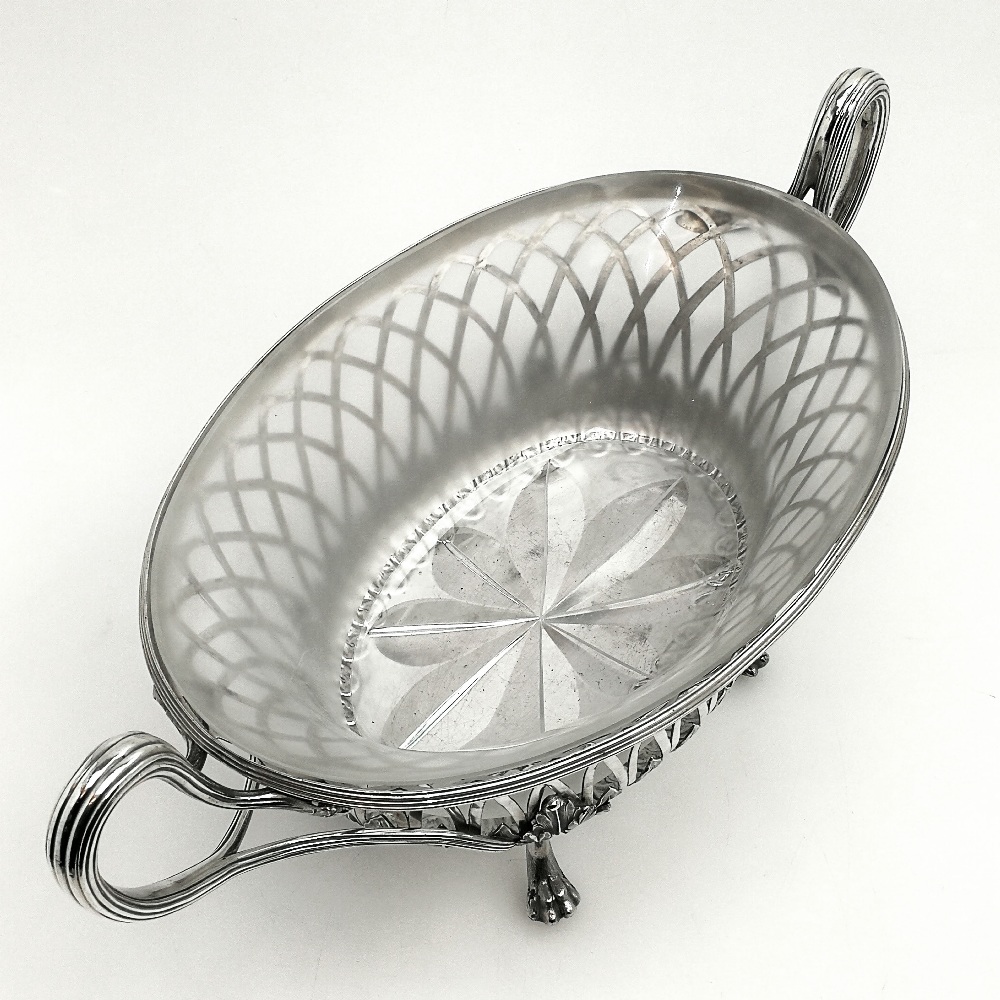 A VERY FINE LATE 18TH CENTURY GEORGIAN SILVER & GLASS DISH / BASK - Image 2 of 5