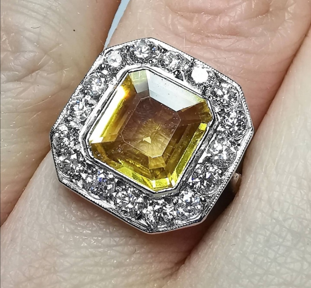 A STUNNING PLATINUM VINTAGE YELLOW SQUARE CUT SAPPHIRE & DIAMOND - Image 3 of 8