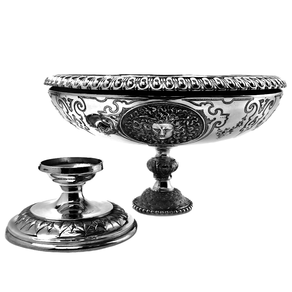 A FINE PAIR OF LATE 19TH CENTURY SILVER COMPORTS / DISHES, London - Image 7 of 8