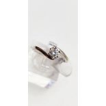 AN 18CT WHITE GOLD TWIST DETAIL DIAMOND SOLITAIRE RING, 0.33 cara