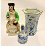 A MIXED LOT TO INLUCDE AN ORIENTAL PORCELAIN BLUE AND WHITE SPILL