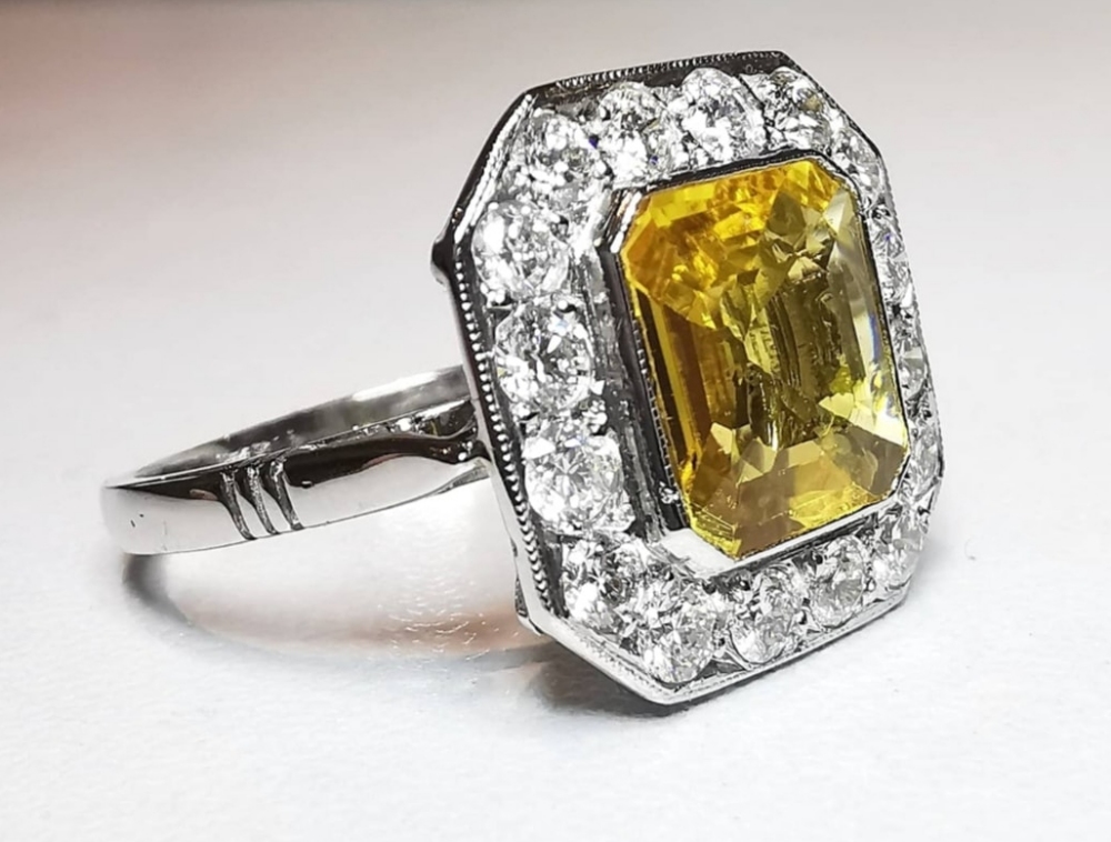 A STUNNING PLATINUM VINTAGE YELLOW SQUARE CUT SAPPHIRE & DIAMOND