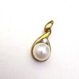 A 9CT YELLOW GOLD VINTAGE DIAMOND & PEARL PENDANT, fully hallmark