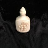 AN EARLY 20TH CENTURY CHINESE INVORY SNUFF BOTTLE, with hand engr