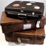 A MIXED LOT OF VINTAGE SUITCASES