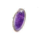 A 9CT GOLD ANTIQUE LARGE OVAL STATEMENT PURPLE AMETHYST AGATE RIN