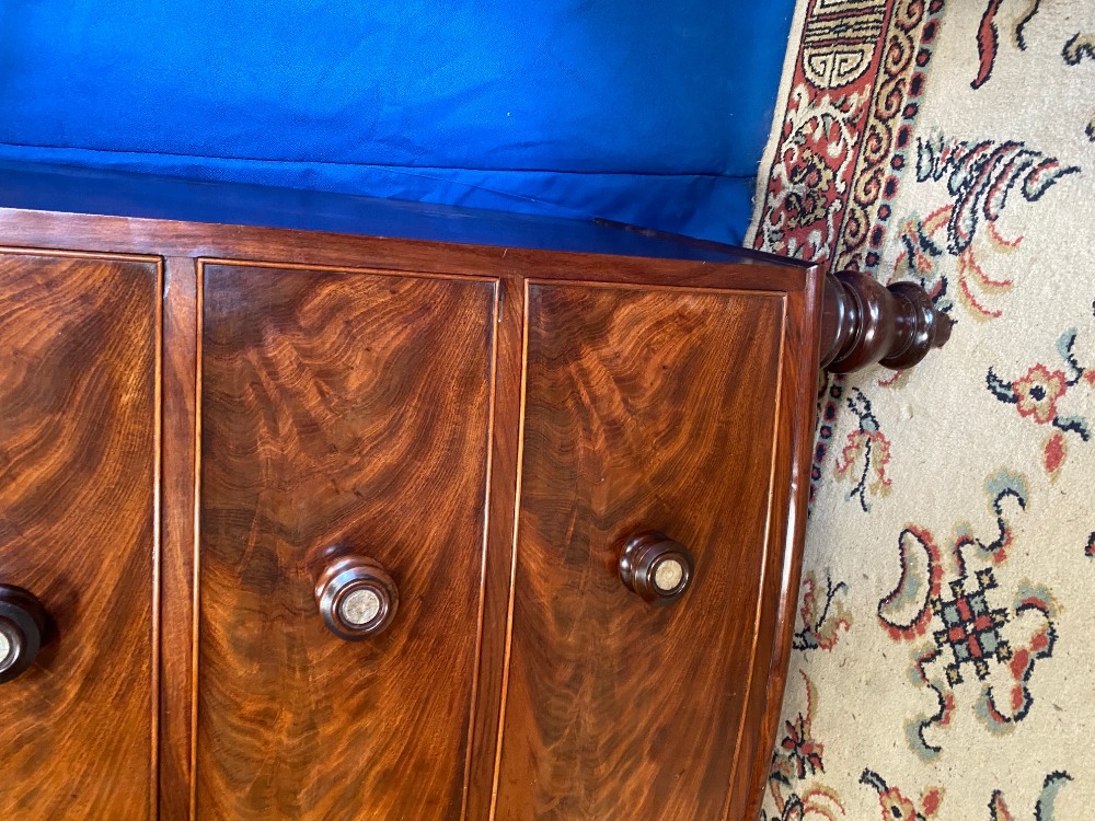 A VERY FINE REGENCY BOW FRONTED FEATHER VENEERED MAHOGANY CHEST O - Image 3 of 5