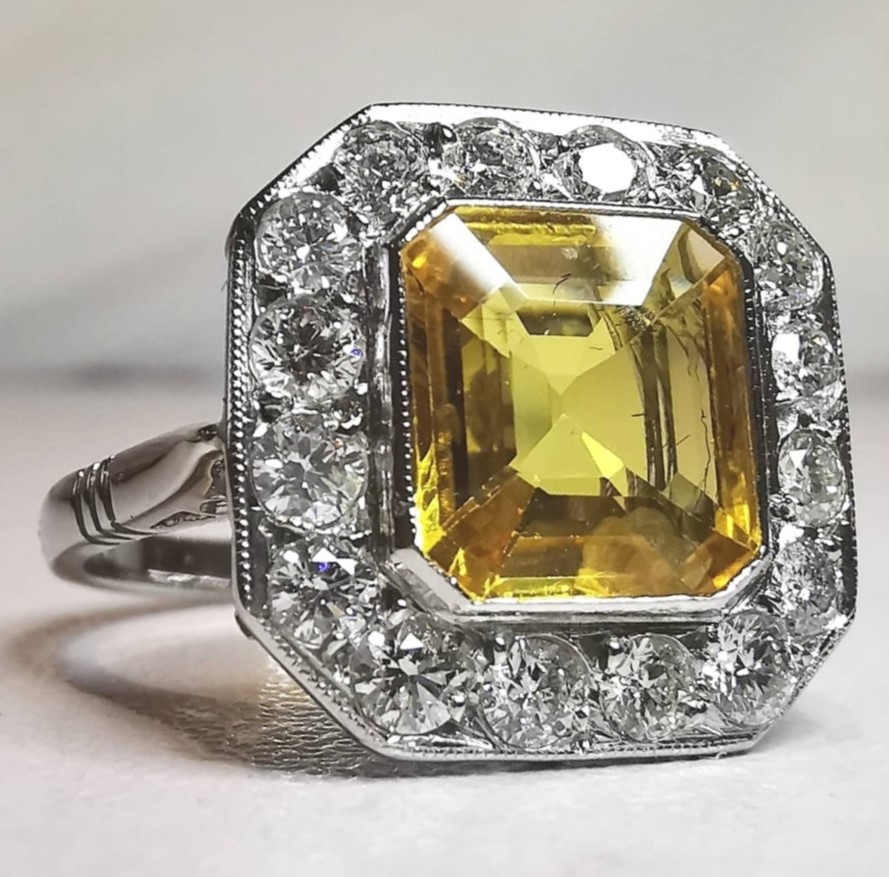 A STUNNING PLATINUM VINTAGE YELLOW SQUARE CUT SAPPHIRE & DIAMOND - Image 8 of 8