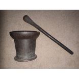 A RARE 18TH CENTURY PESTLE & MORTAR, Mortar: 19cm (H) x 23cm (W),