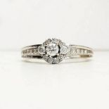 A STUNNING 18CT WHITE GOLD HALO DIAMOND RING, Ring Size I. With a