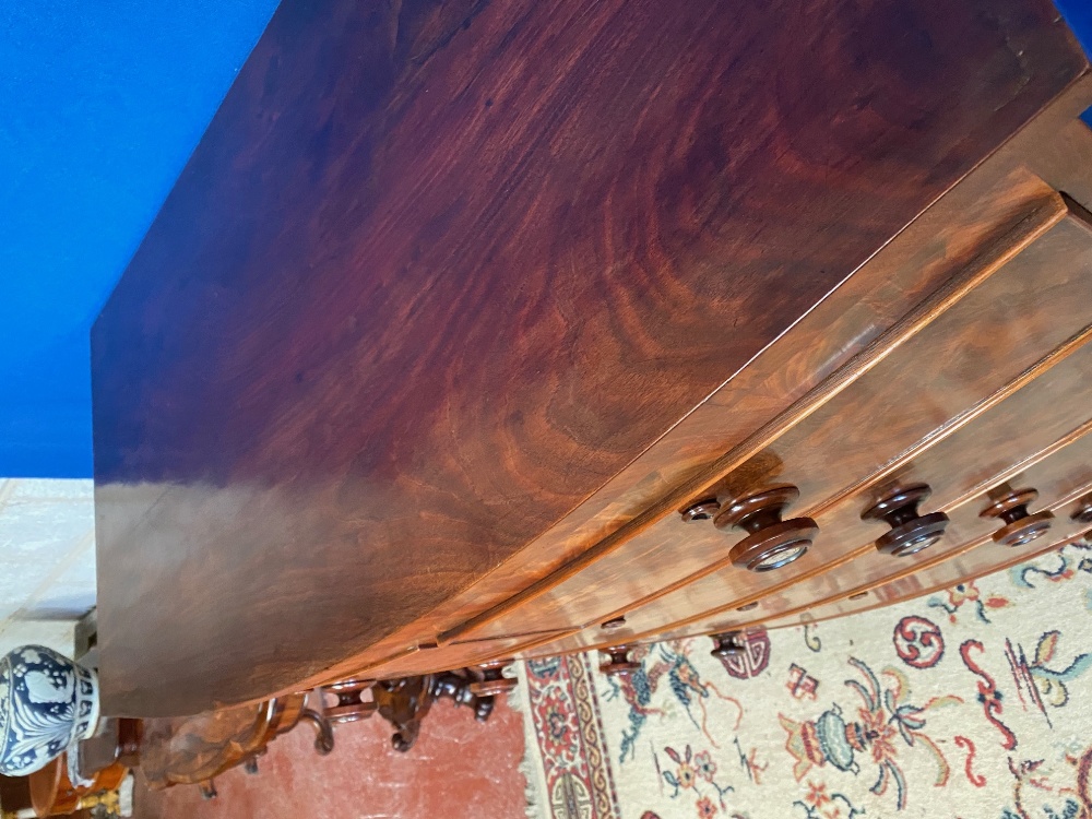 A VERY FINE REGENCY BOW FRONTED FEATHER VENEERED MAHOGANY CHEST O - Image 5 of 5