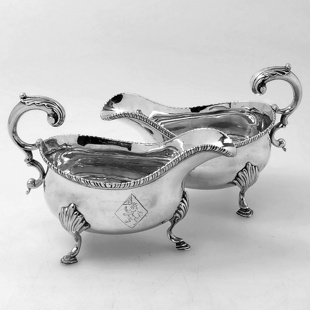 A PAIR OF GEORGE III / 18TH CENTURY SAUCE BOATS / GRAVY JUGS, Lon - Image 3 of 5