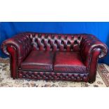 A GOOD QUALITY OX-BLOOD COLOURED 2 SEATER CHESTERFIELD STYLE COUC