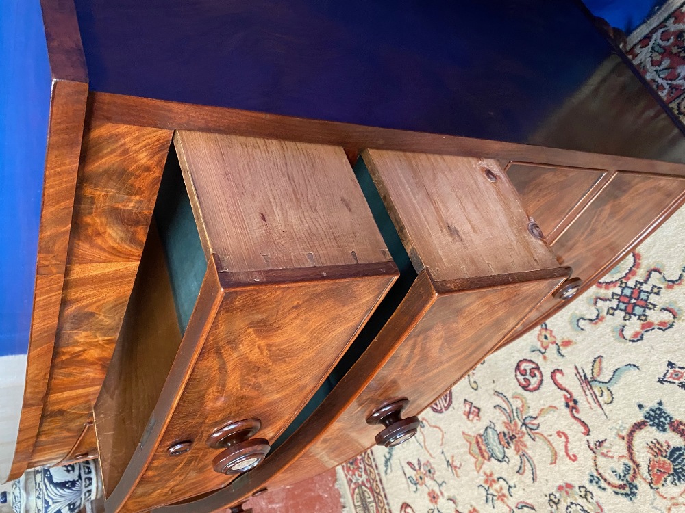 A VERY FINE REGENCY BOW FRONTED FEATHER VENEERED MAHOGANY CHEST O - Image 4 of 5