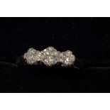 AN 18CT YELLOW GOLD THREE STONE DIAMOND RING, with a larger centr