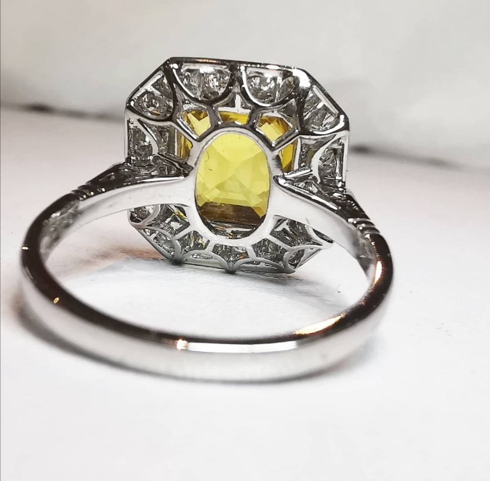 A STUNNING PLATINUM VINTAGE YELLOW SQUARE CUT SAPPHIRE & DIAMOND - Image 6 of 8