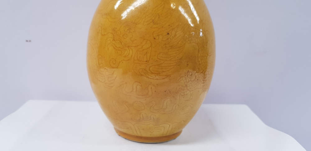 A YELLOW-GLAZED INCISED DRAGON BOTTLE VASE, decorated with images of dragons to the body and - Image 3 of 10