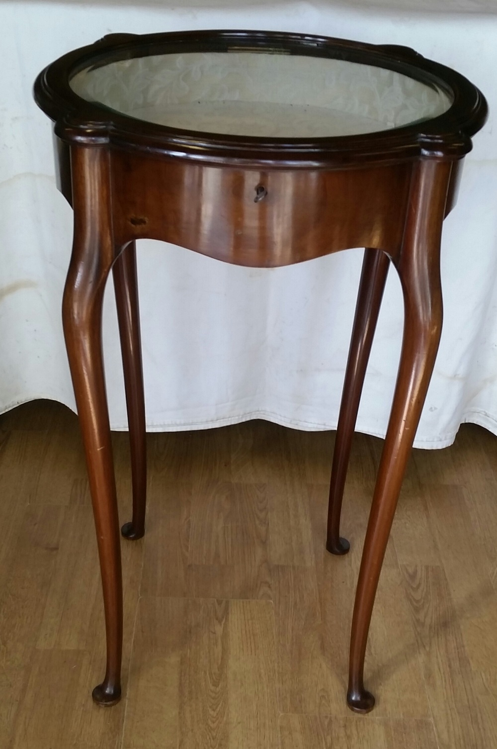 A LATE 19TH CENTURY MAHOGANY CIRCULAR BIJOUTERIE DISPLAY TABLE / CABINET, circa 1890, with glazed - Image 3 of 3