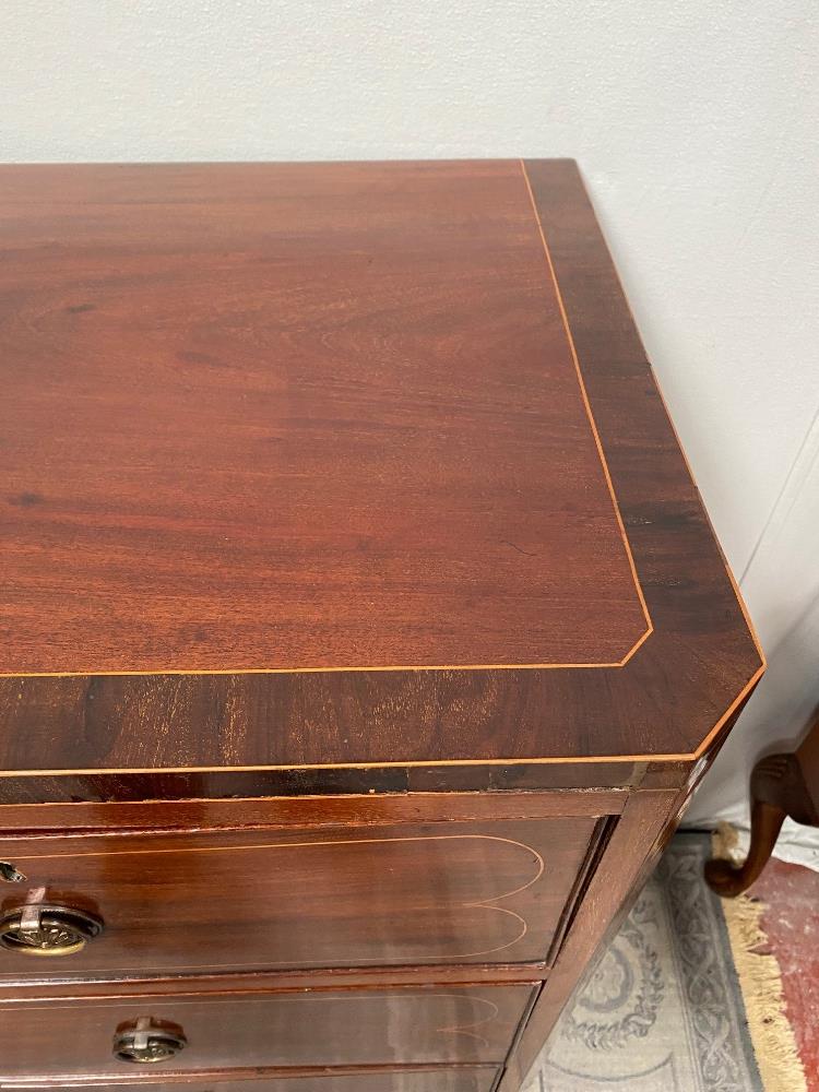 A VERY FINE REGENCY MAHOGANY INLAID CHEST OF DRAWERS, with cross-banded top and canted front corners - Image 4 of 7