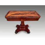 A GOOD QUALITY REGENCY MAHOGANY FOLD OVER CARD / GAMES TABLE, circa 1820, with beautiful rosewood