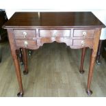 A VERY FINE GEORGE III MAHOGANY LOWBOY, with moulded top over a front shaped apron with five cock