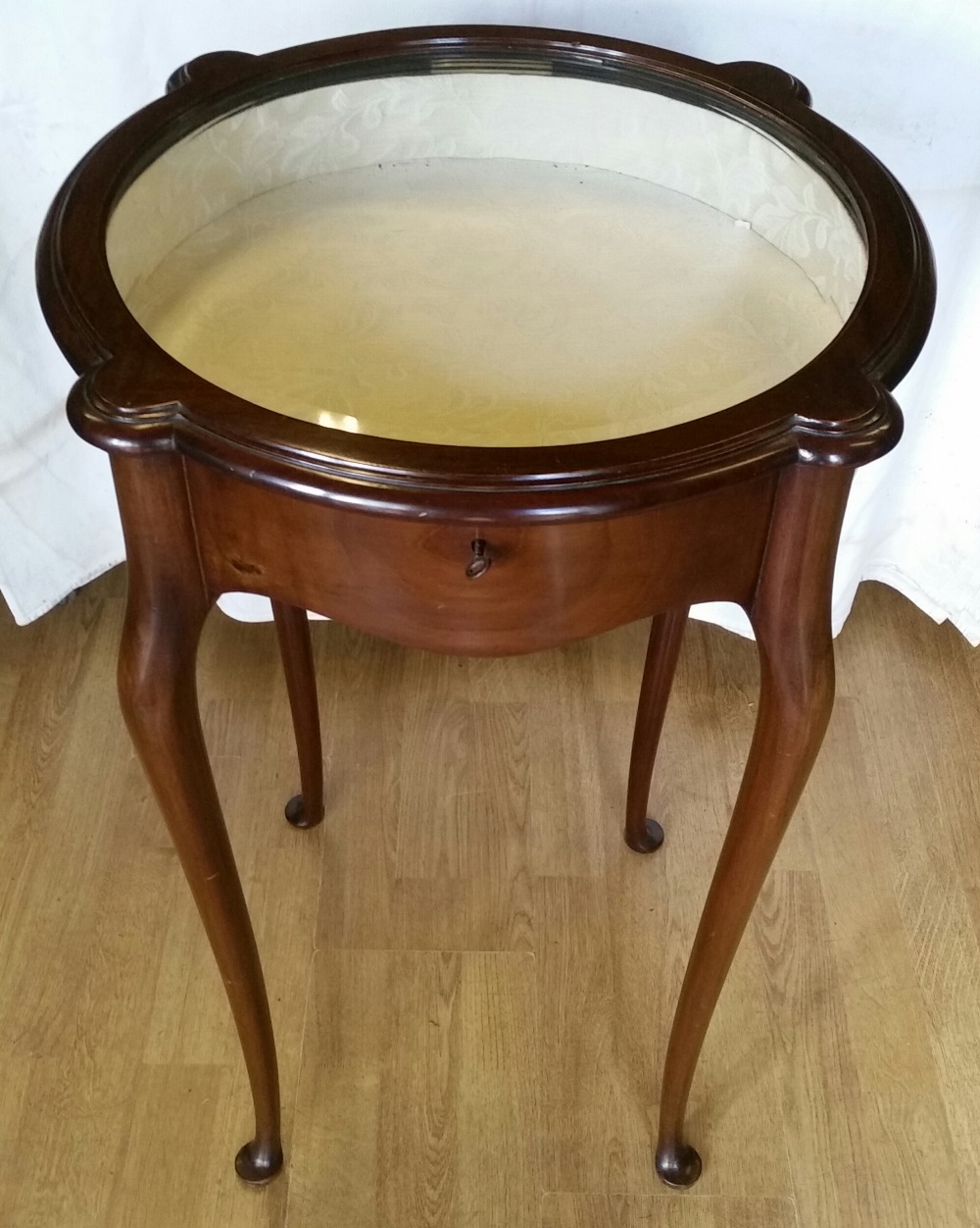 A LATE 19TH CENTURY MAHOGANY CIRCULAR BIJOUTERIE DISPLAY TABLE / CABINET, circa 1890, with glazed