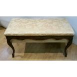 A GOOD QUALITY 19TH CENTURY WALNUT LONG STOOL / DUET PIANO STOOL / WINDOW SEAT / BED END SEAT,