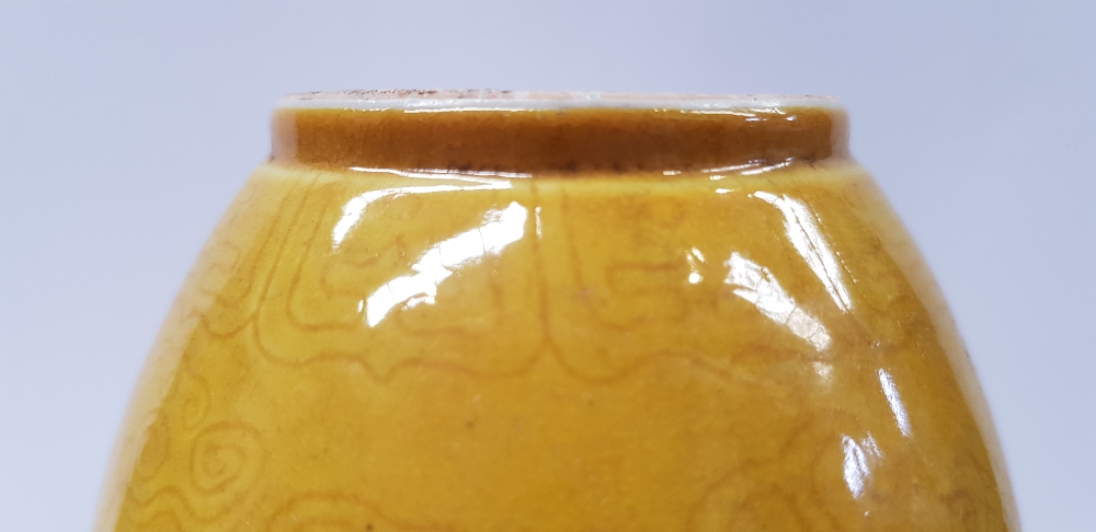 A YELLOW-GLAZED INCISED DRAGON BOTTLE VASE, decorated with images of dragons to the body and - Image 8 of 10