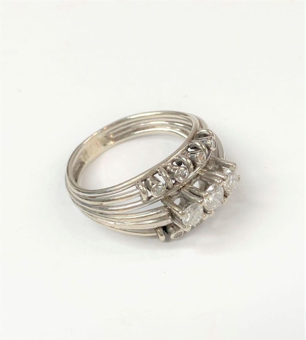 A 14 CARAT WHITE GOLD DIAMOND RING, split shank design with 3 large diamonds to centre, four smaller - Image 2 of 8